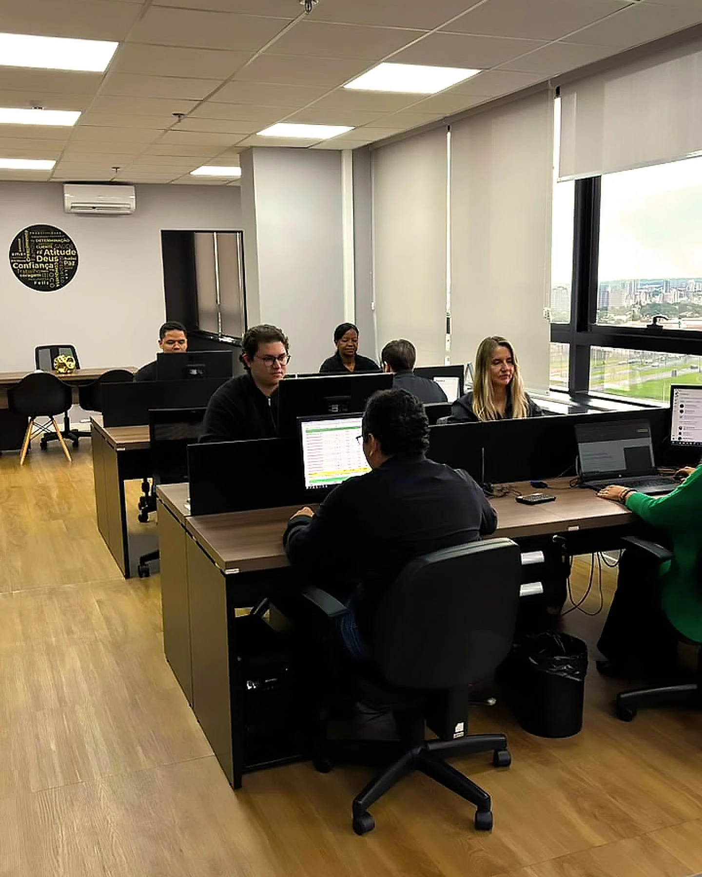 Equipe da Diamond Capital trabalhando no escritório, em Uberlândia